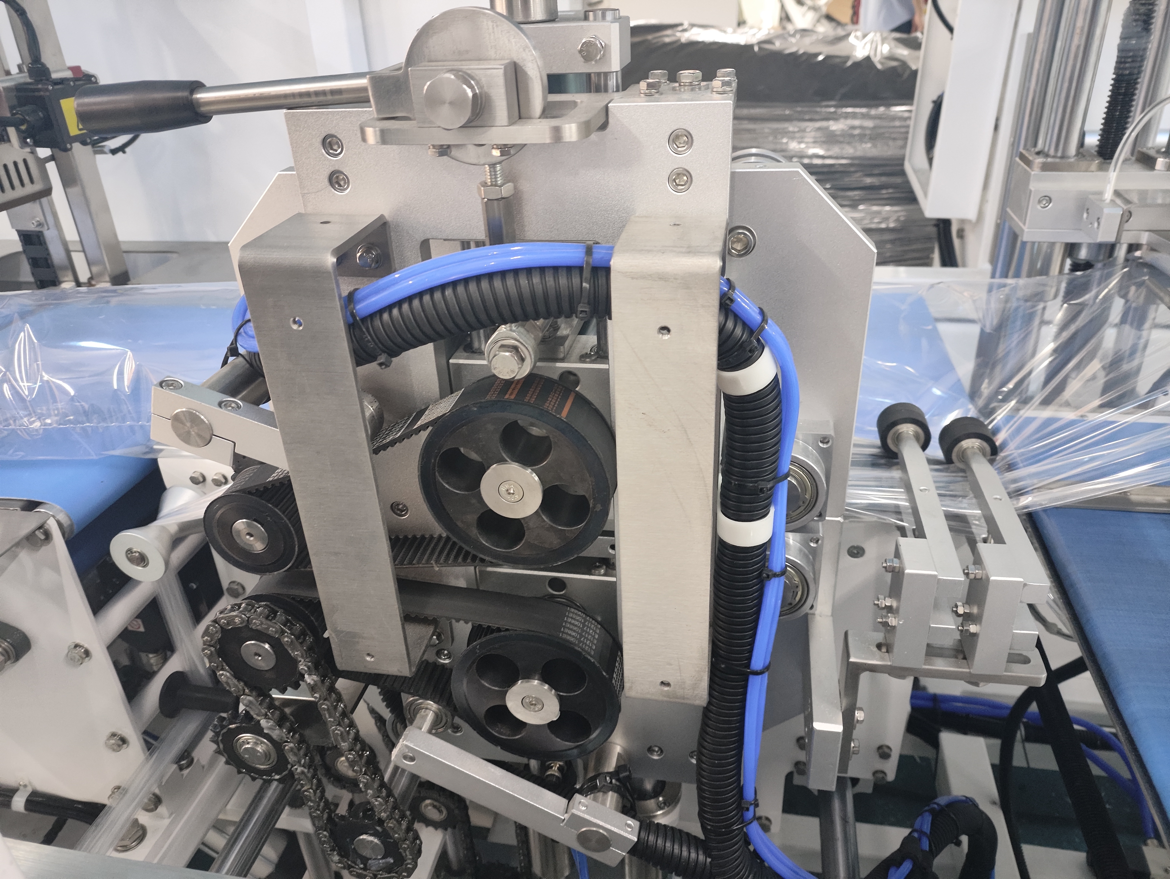 L801 آلة تعبئة وتغليف الفيلم عالية الأداء ماكينة تغليف الأكواب الأوتوماتيكية عالية السرعة مع نفق الانكماش