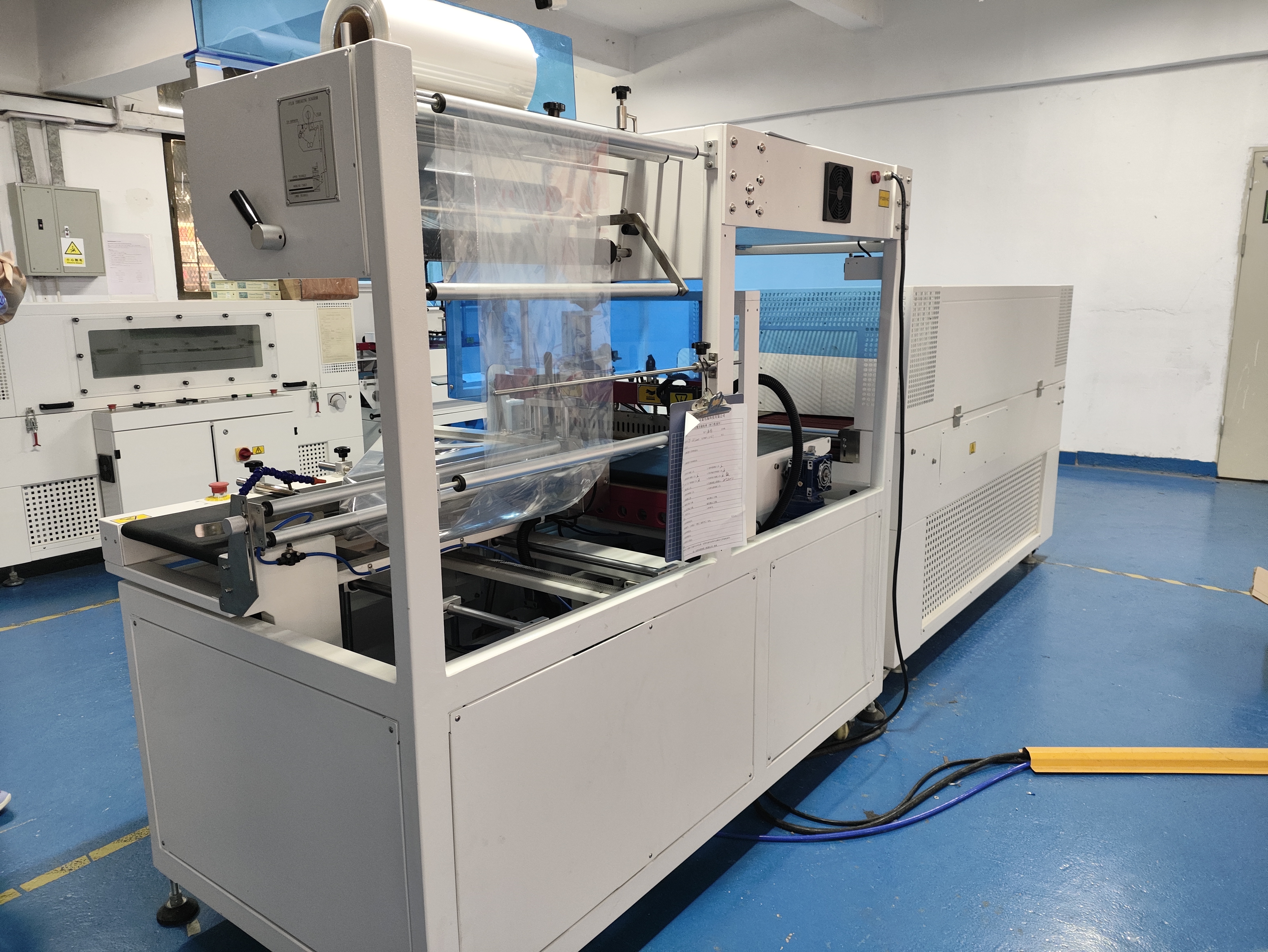 السلع الرياضية متعددة الوظائف الحرارة تقلص الفيلم التعبئة والتغليف التفاف آلة POF كم فيلم يتقلص التعبئة والتغليف آلة التغليف