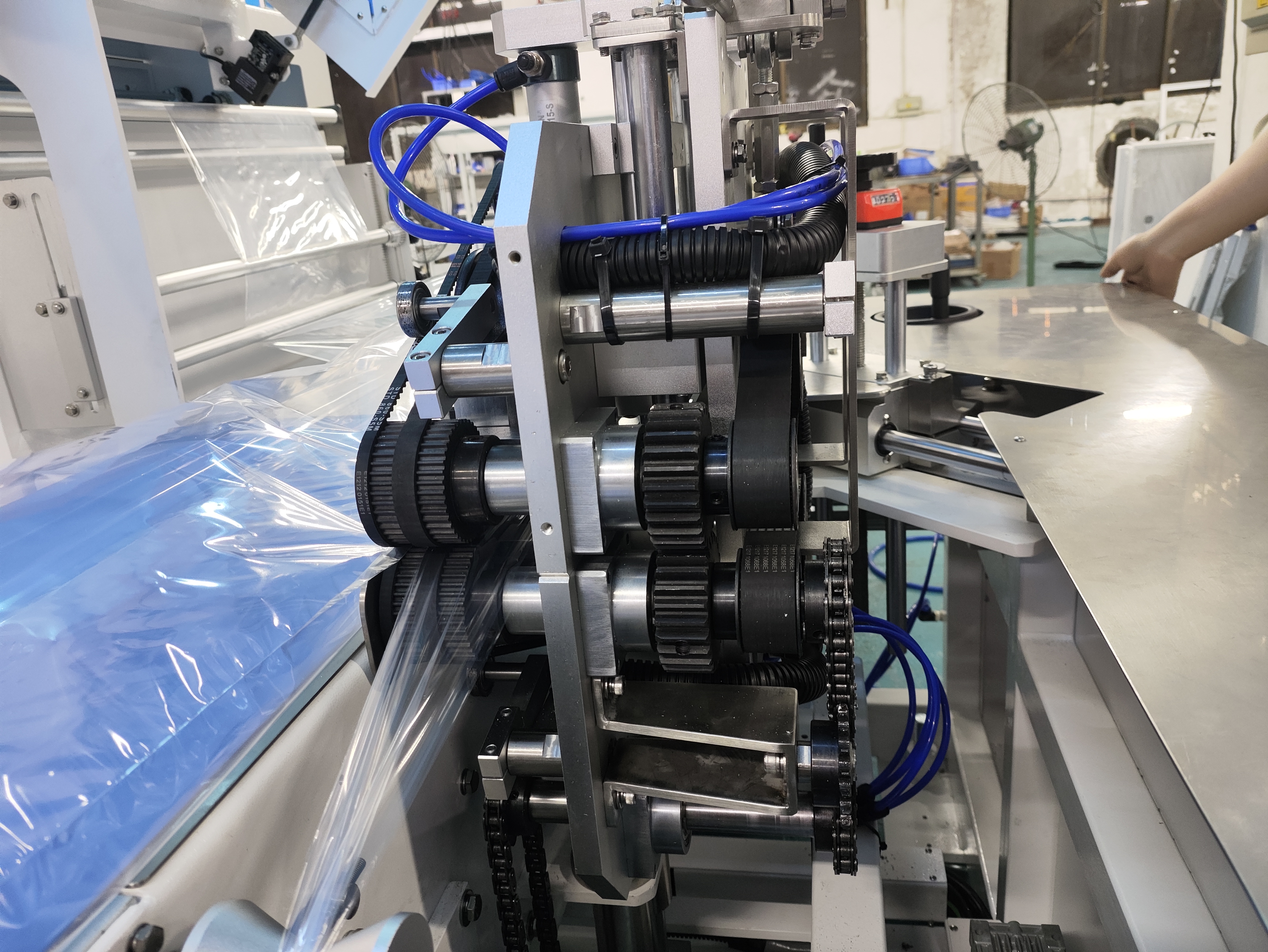 L801 آلة تعبئة وتغليف الفيلم عالية الأداء ماكينة تغليف الأكواب الأوتوماتيكية عالية السرعة مع نفق الانكماش