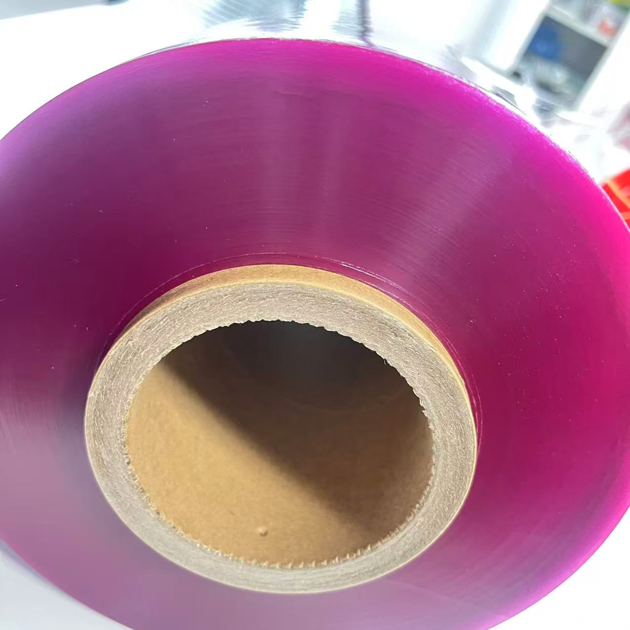 الغذاء الصف الأرجواني اللون التشبث التفاف الفيلم الحفاظ على لفة التفاف البلاستيك البلاستيكية الطازجة لتغليف المواد الغذائية لفة جامبو