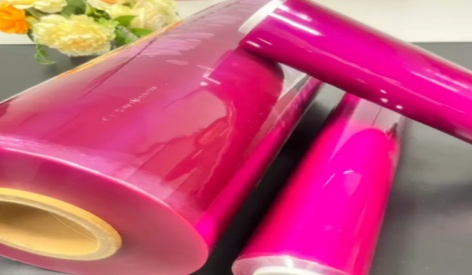 هل يمكنك وضع فيلم التشبث في الميكروويف؟